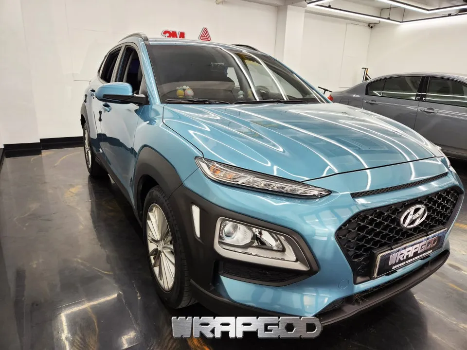 Hyundai Konaのカーラッピング事例：窓枠をスポーティに 施工写真 2-3