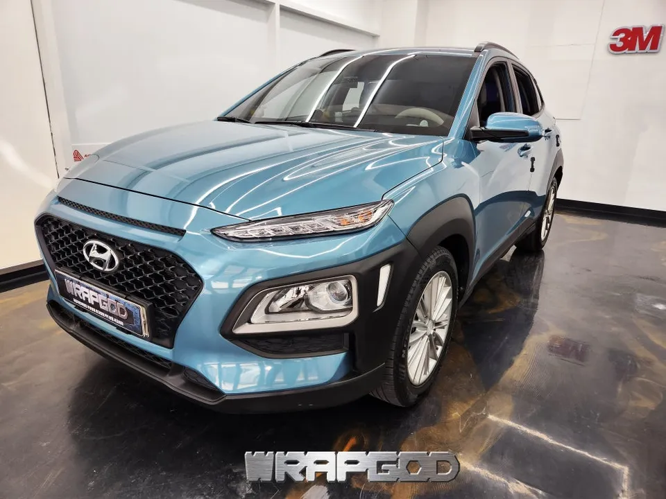 Hyundai Konaのカーラッピング事例：窓枠をスポーティに 施工写真 3-3