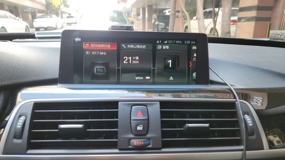 BMW 3 SeriesのAndroid Auto・CarPlay取付事例 施工写真 2-2