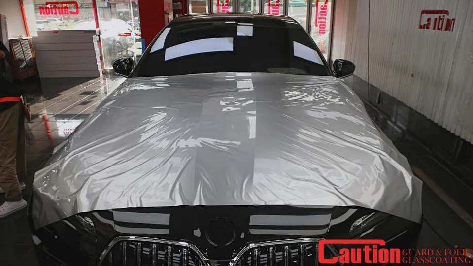 BMW i7 カーラッピング事例|GTシルバーのツートン施工 施工写真 3-1