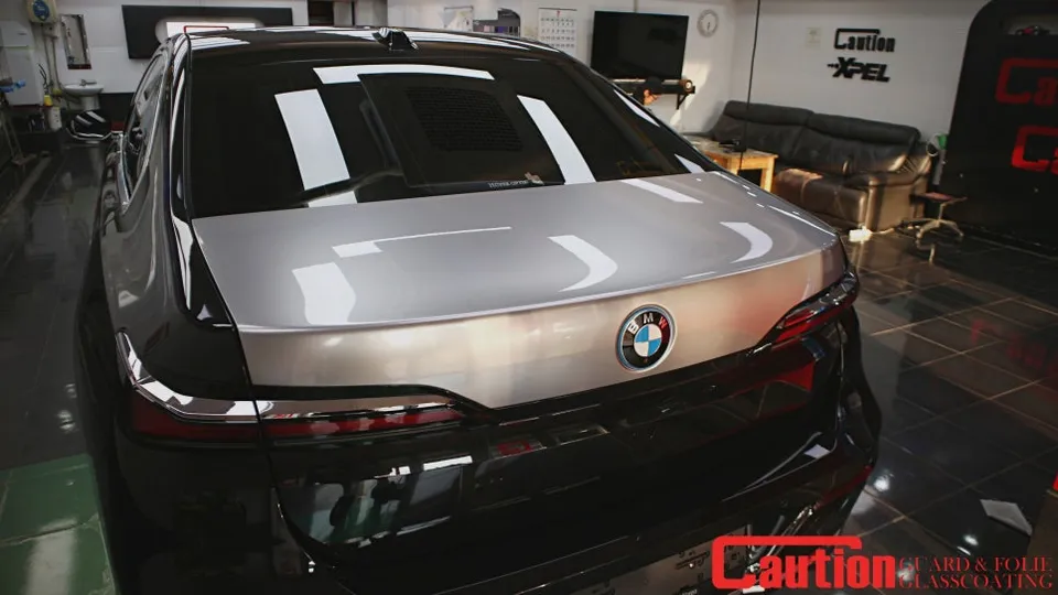 BMW i7 カーラッピング事例|GTシルバーのツートン施工 施工写真 1-3