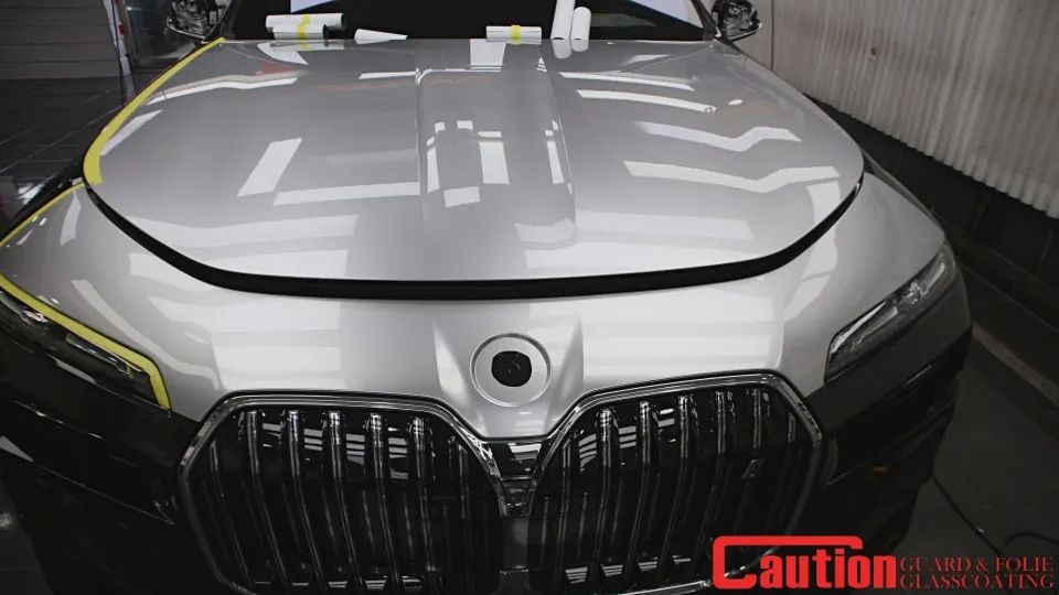 BMW i7 カーラッピング事例|GTシルバーのツートン施工 施工写真 3-3