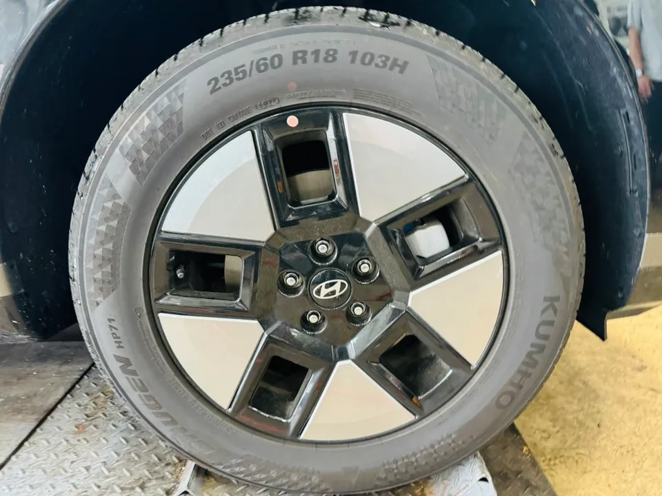 Hyundai Santa Feのホイールラッピング事例|費用目安・仕上がり 施工写真 3-1