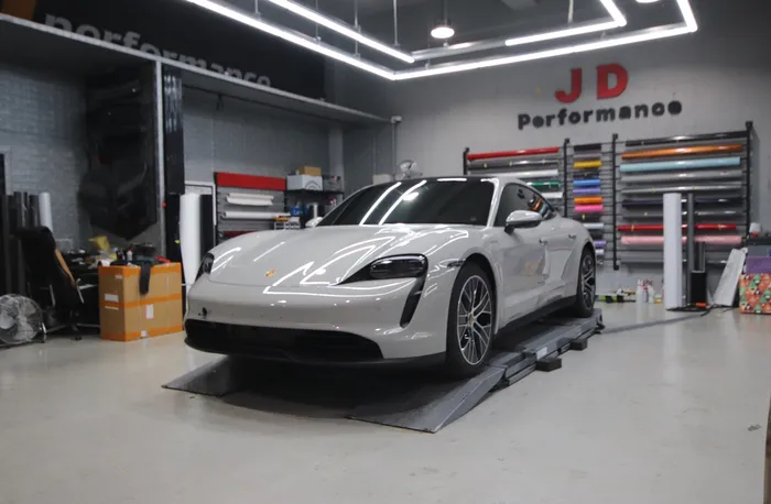 Porsche Taycanのカーラッピング事例|ティファニーカラーで高級感UP 施工写真 2-1
