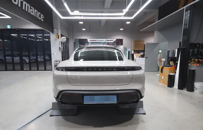Porsche Taycanのカーラッピング事例|ティファニーカラーで高級感UP 施工写真 3-1