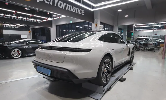 Porsche Taycanのカーラッピング事例|ティファニーカラーで高級感UP 施工写真 4-1