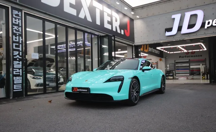 Porsche Taycanのカーラッピング事例|ティファニーカラーで高級感UP 施工写真 1-2