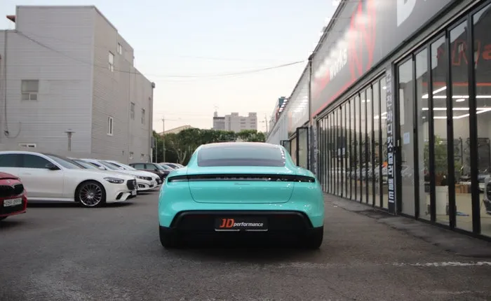 Porsche Taycanのカーラッピング事例|ティファニーカラーで高級感UP 施工写真 2-2