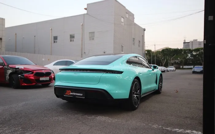 Porsche Taycanのカーラッピング事例|ティファニーカラーで高級感UP 施工写真 3-2