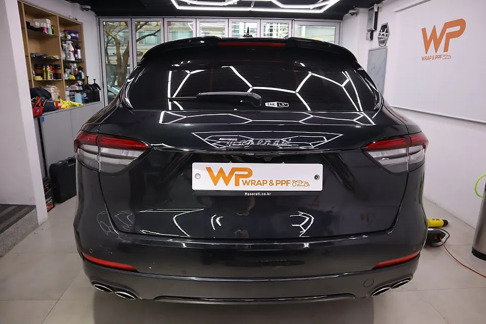 Maserati Levanteのカーラッピング事例｜クロームパーツの印象変更 施工写真 3-1
