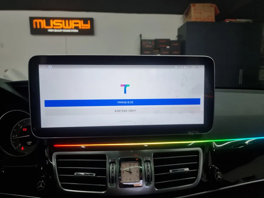Mercedes-Benz E-Class W212のAndroid Auto・CarPlay取付事例 施工写真 1-3