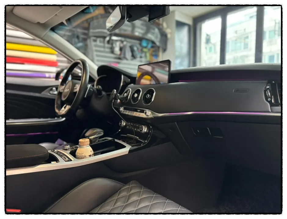 Kia Stingerのドラレコ取付事例|費用目安・仕上がり 施工写真 4-1