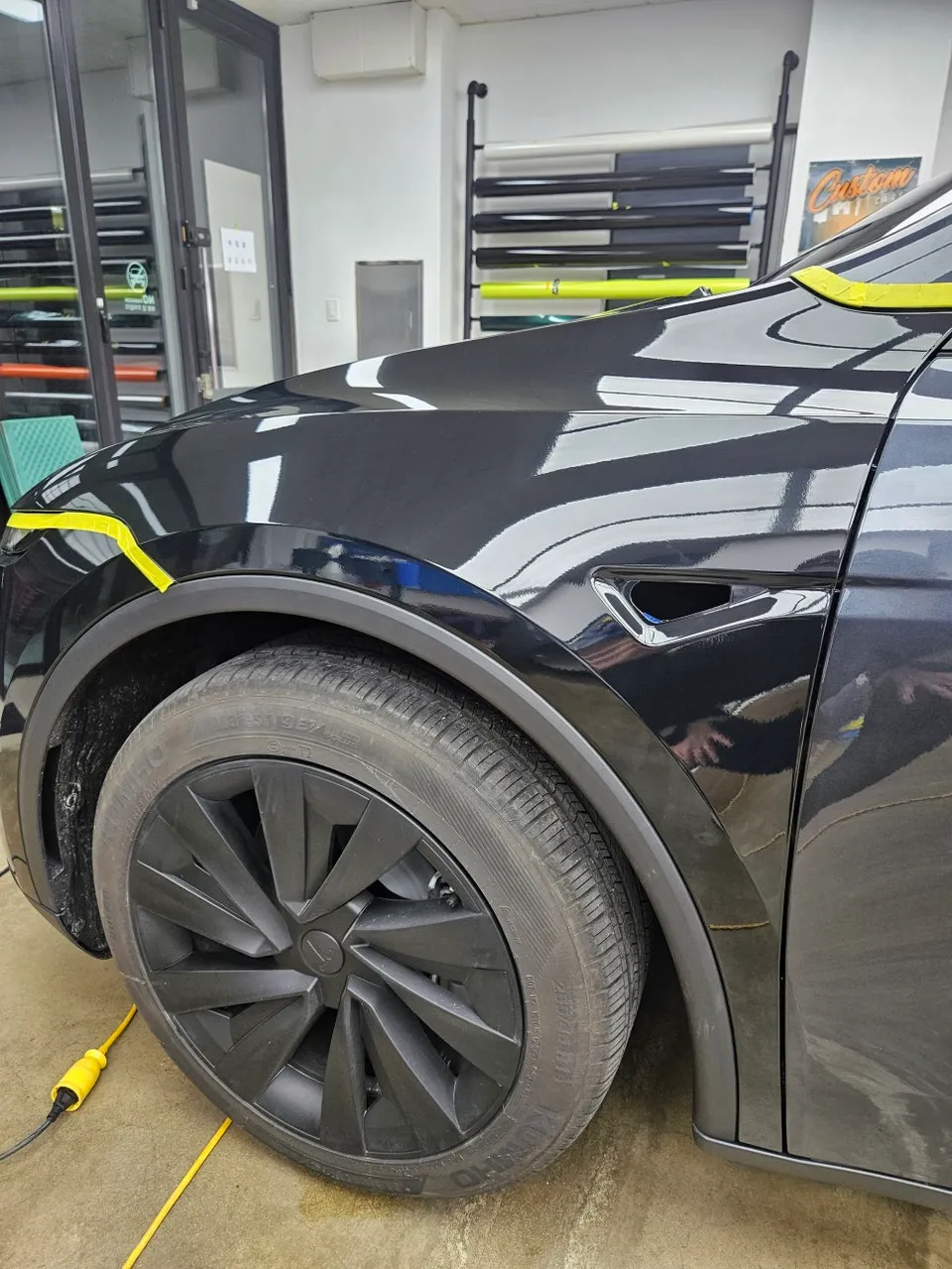 Tesla Model Y Juniperのカーラッピング事例|高光沢フィルムで高級感アップ 施工写真 1-3
