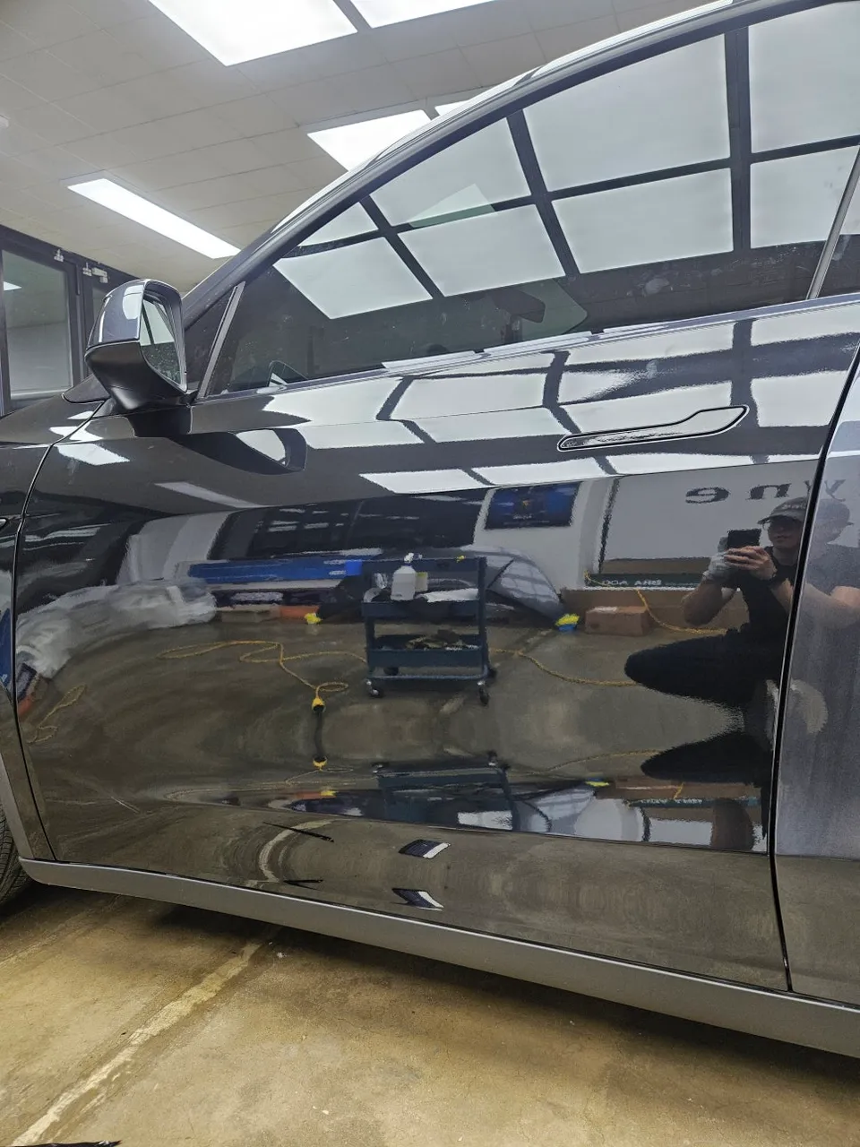 Tesla Model Y Juniperのカーラッピング事例|高光沢フィルムで高級感アップ 施工写真 2-3