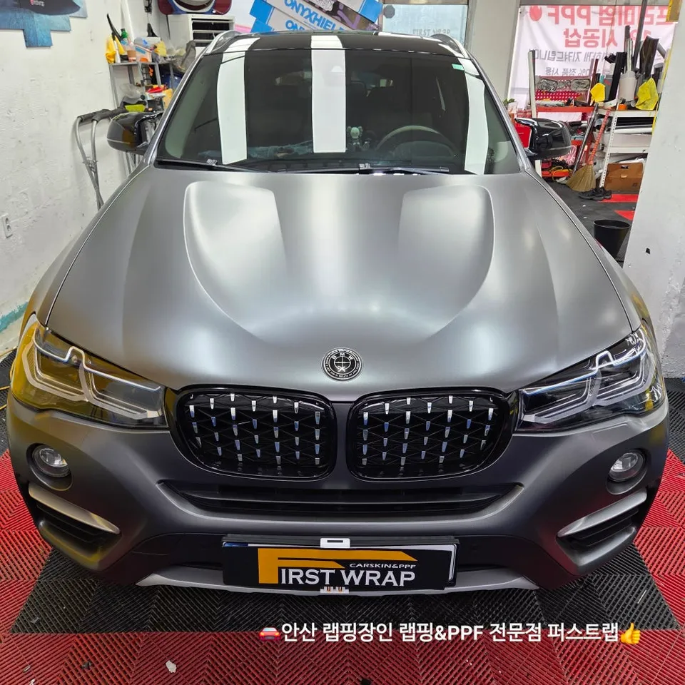 BMW X4のカーラッピング事例|サテンダークグレーで高級感アップ 施工写真 1-1