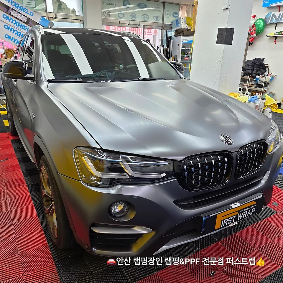 BMW X4のカーラッピング事例|サテンダークグレーで高級感アップ 施工写真 3-1