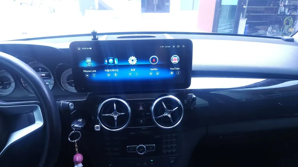 Mercedes-Benz GLKのAndroid Auto・CarPlay取付事例 施工写真 1-2