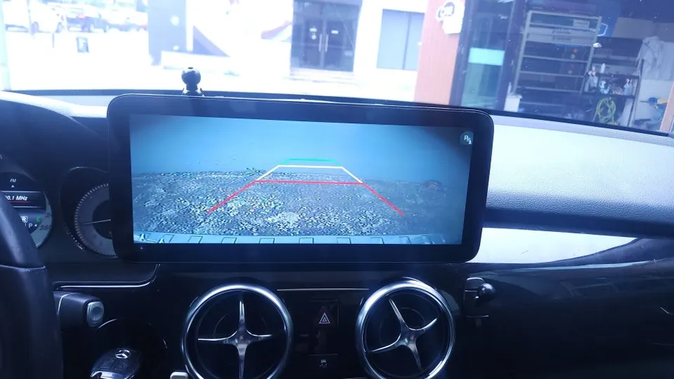 Mercedes-Benz GLKのAndroid Auto・CarPlay取付事例 施工写真 3-2