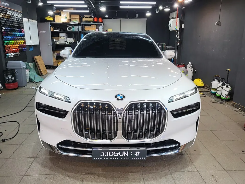 BMW 7 Seriesのカーラッピング事例|クローム除去で印象激変 施工写真 2-1