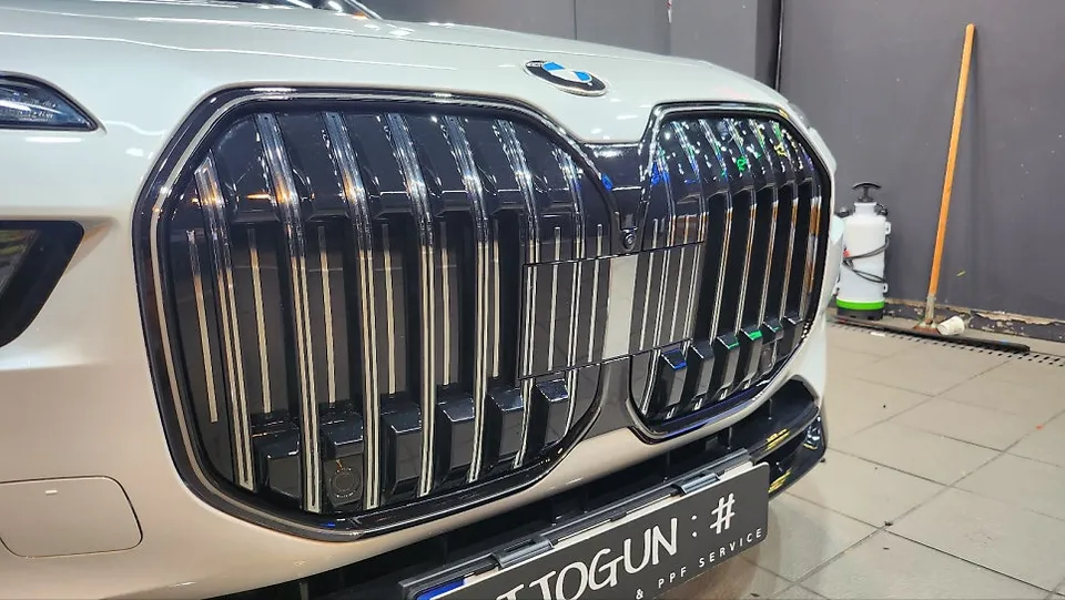 BMW 7 Seriesのカーラッピング事例|クローム除去で印象激変 施工写真 3-1