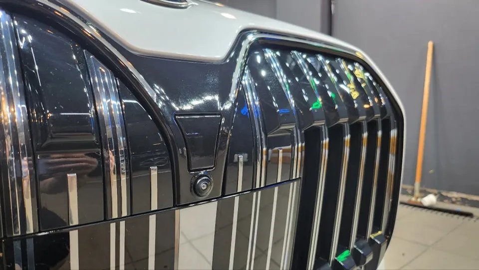 BMW 7 Seriesのカーラッピング事例|クローム除去で印象激変 施工写真 1-2