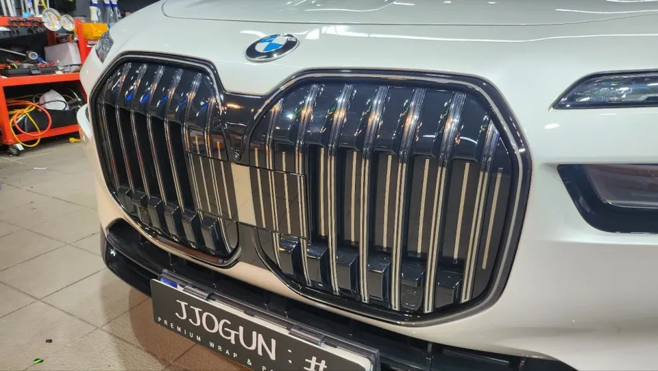 BMW 7 Seriesのカーラッピング事例|クローム除去で印象激変 施工写真 2-2