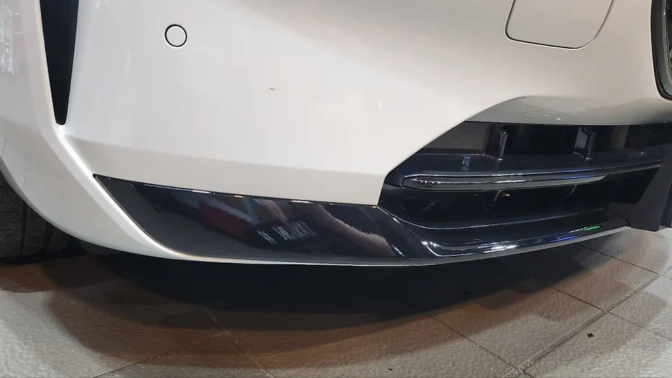 BMW 7 Seriesのカーラッピング事例|クローム除去で印象激変 施工写真 3-2
