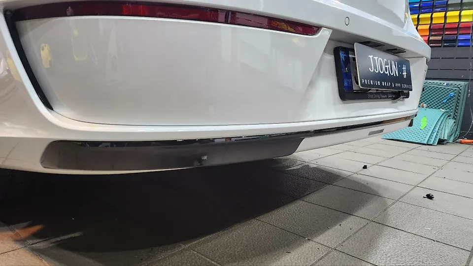 BMW 7 Seriesのカーラッピング事例|クローム除去で印象激変 施工写真 1-3