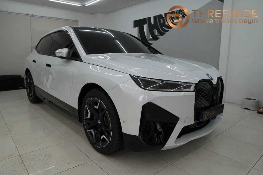 BMW iX vinyl wrap - BMW iX Vinyl Wrap Review: High-Gloss Red Color Change photo 3
