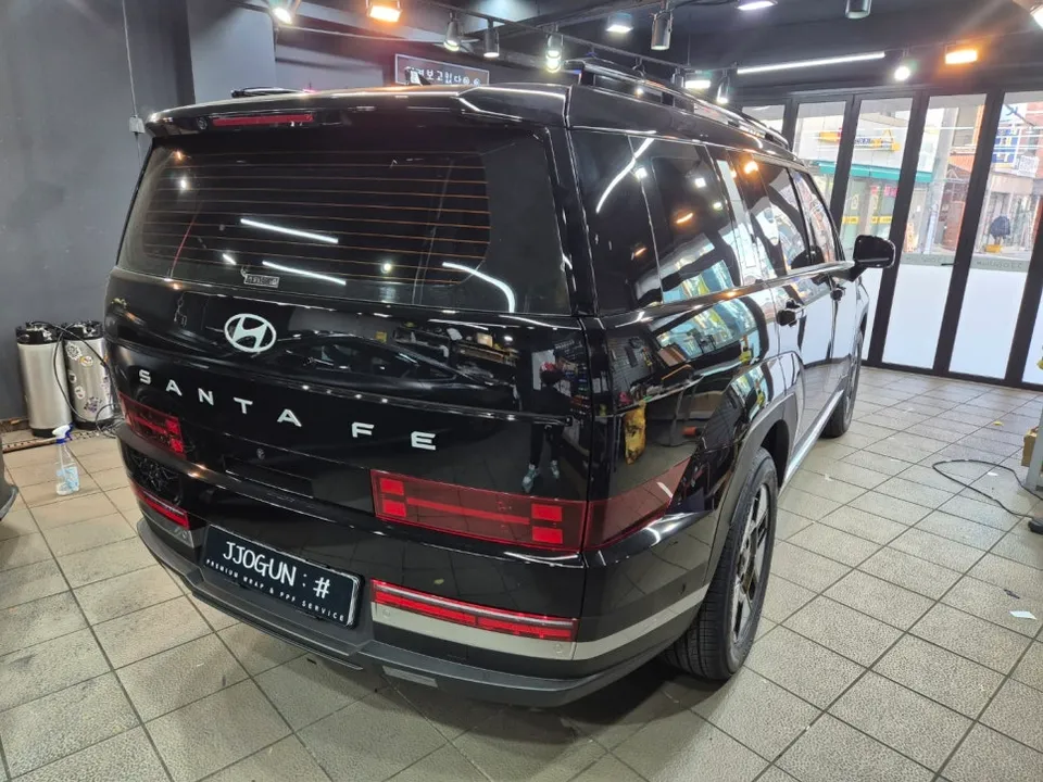 Hyundai Santa Feのカーラッピング事例|クロームパーツのブラック化 施工写真 3-1