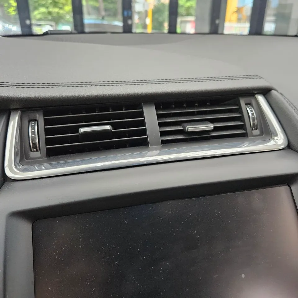 Jaguar E-PACE vinyl wrap - Jaguar E-PACE Vinyl Wrap Review: White to Blue Crystal Transforma photo 4