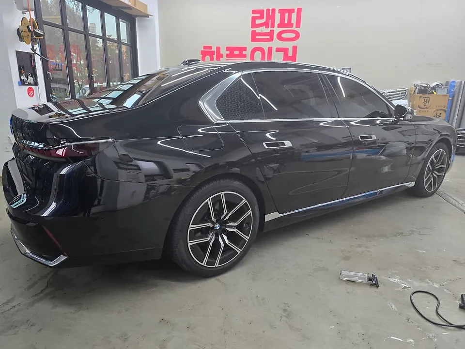 BMW 7 Series G11/G12 PPF施工事例：マットブラック化とクロームデリート 施工写真 3-1