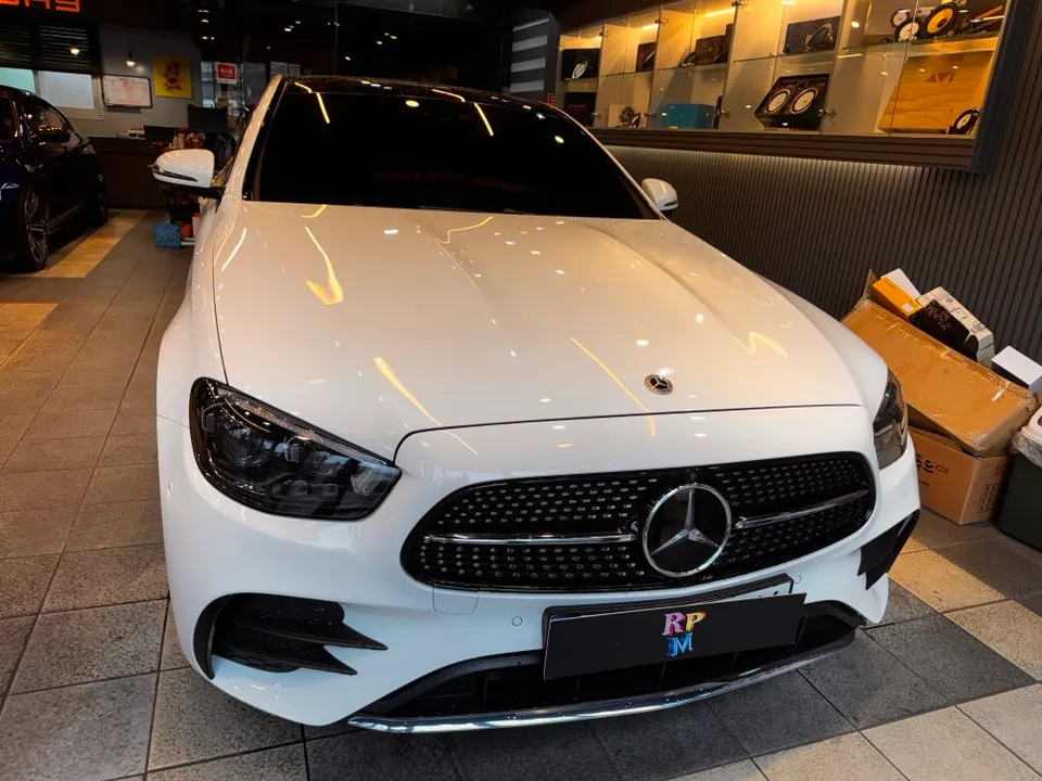 Mercedes-Benz E-Class W213 ambient lighting installation result
