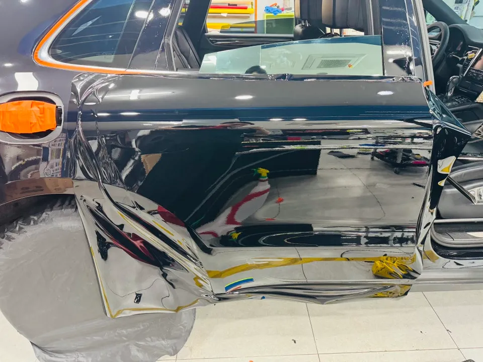 Porsche Macanのカーラッピング事例｜費用目安・仕上がり 施工写真 1-3