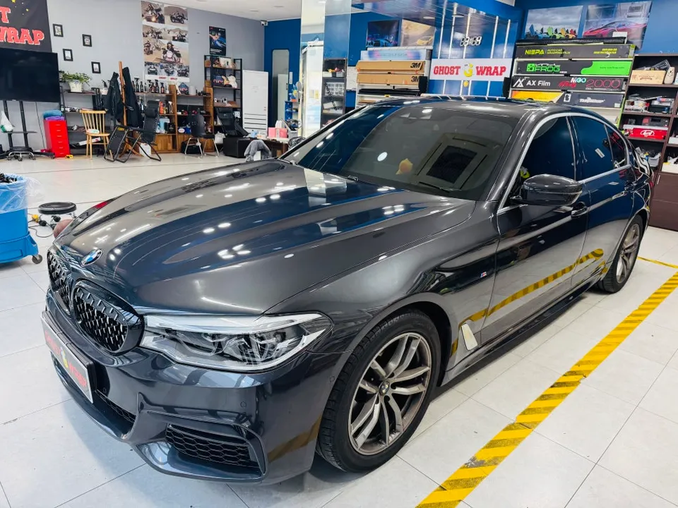 BMW 5 Seriesのカーラッピング事例|費用目安・仕上がり 施工写真 2-1