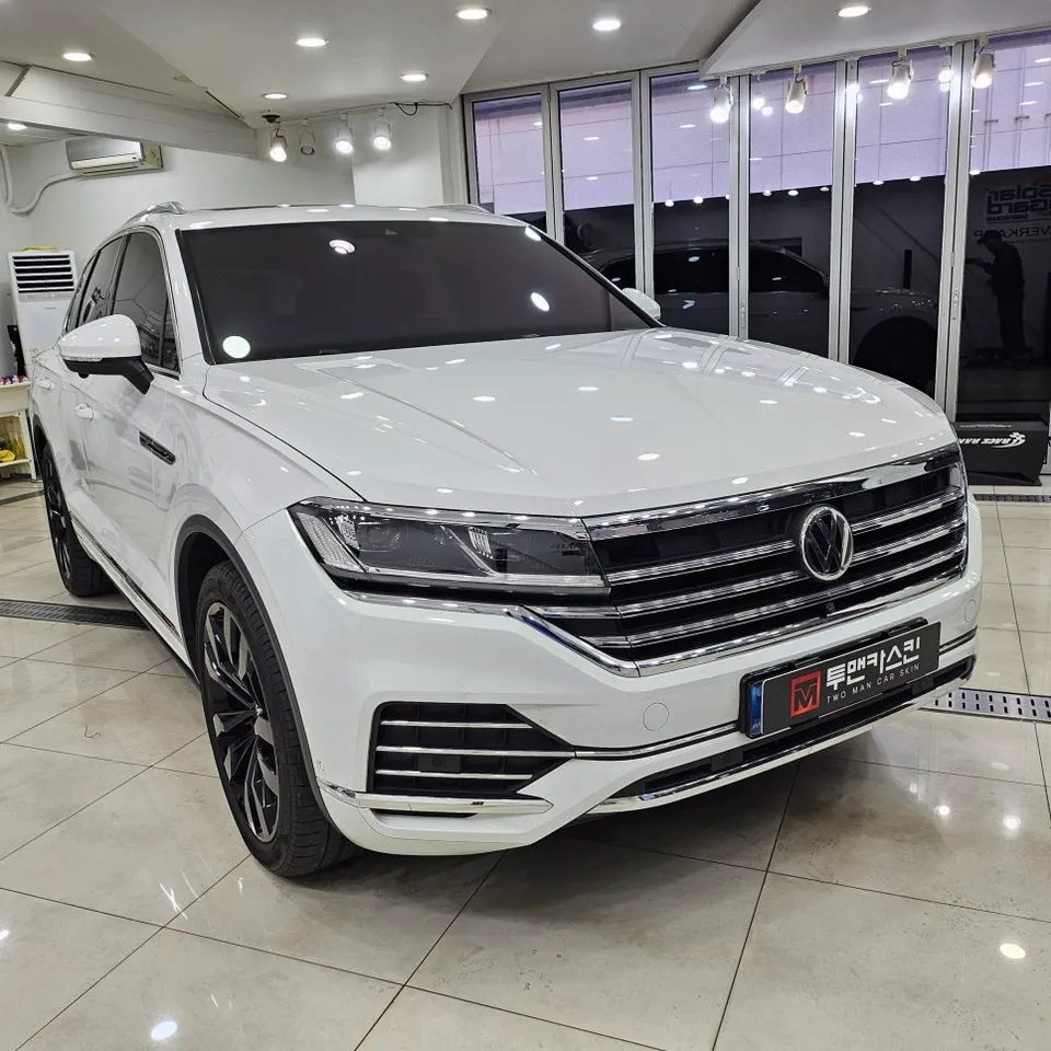 Volkswagen Touareg vinyl wrap - Volkswagen Touareg Vinyl Wrap Review — Chrome Delete Cost photo 3