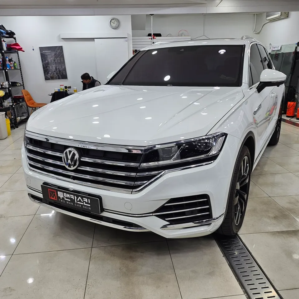 Volkswagen Touareg vinyl wrap - Volkswagen Touareg Vinyl Wrap Review — Chrome Delete Cost photo 4