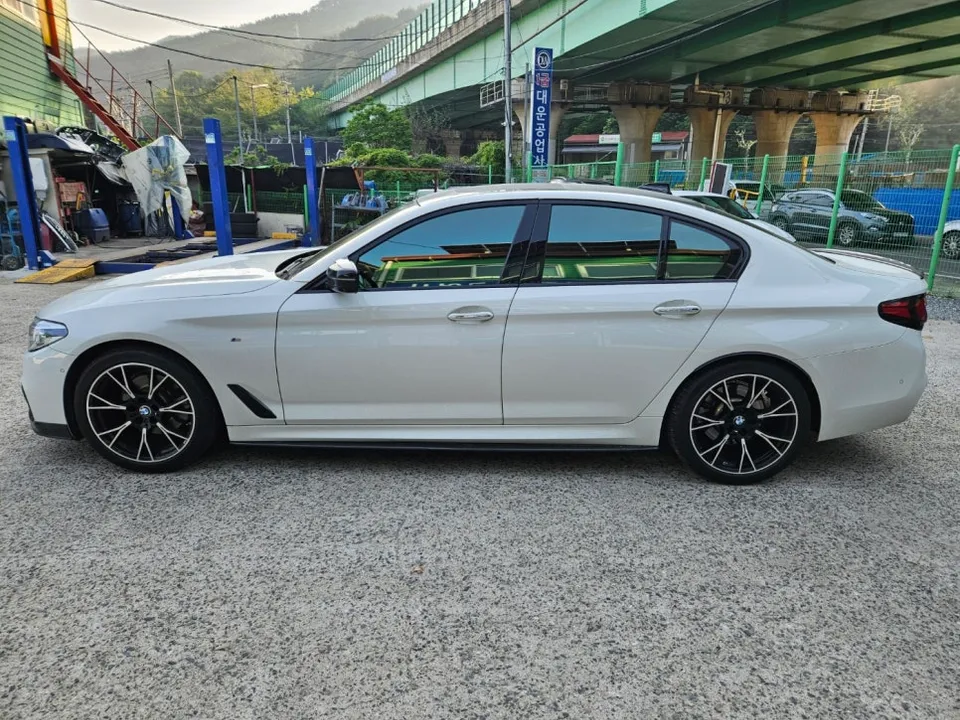 BMW 5 Series G30 body kit - BMW 5 Series G30 Body Kit Installation Review photo 4