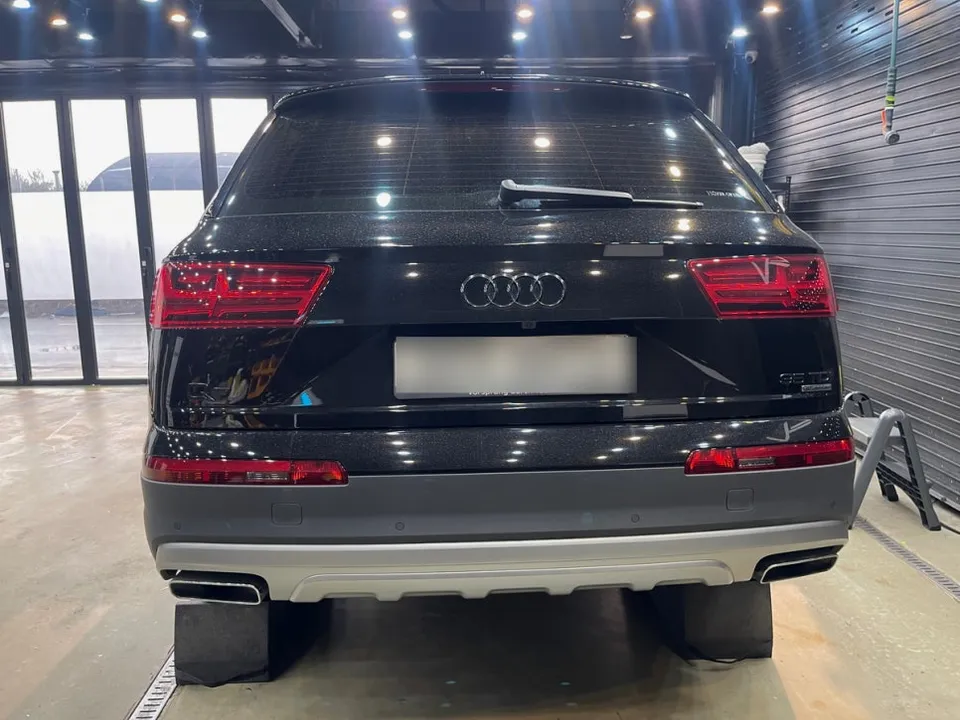 Audi Q7のカーラッピング事例|保険修理での再施工 施工写真 1-1