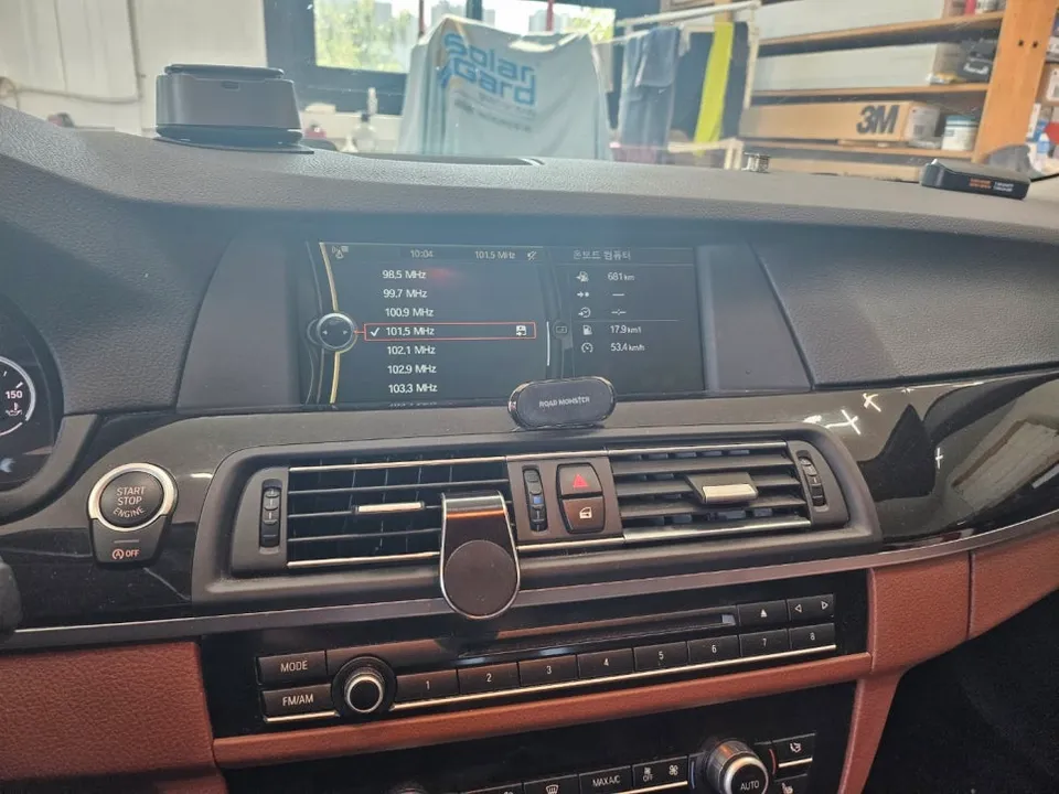 BMW 5 SeriesのAndroid Auto・CarPlay取付事例 施工写真 3-2