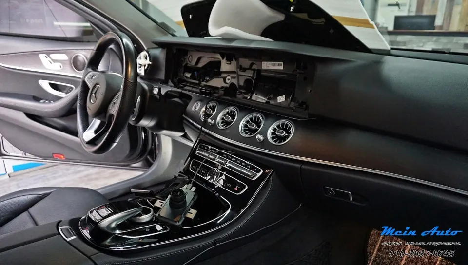 Mercedes-Benz E-ClassのAndroid Auto・CarPlay取付事例 施工写真 3-1