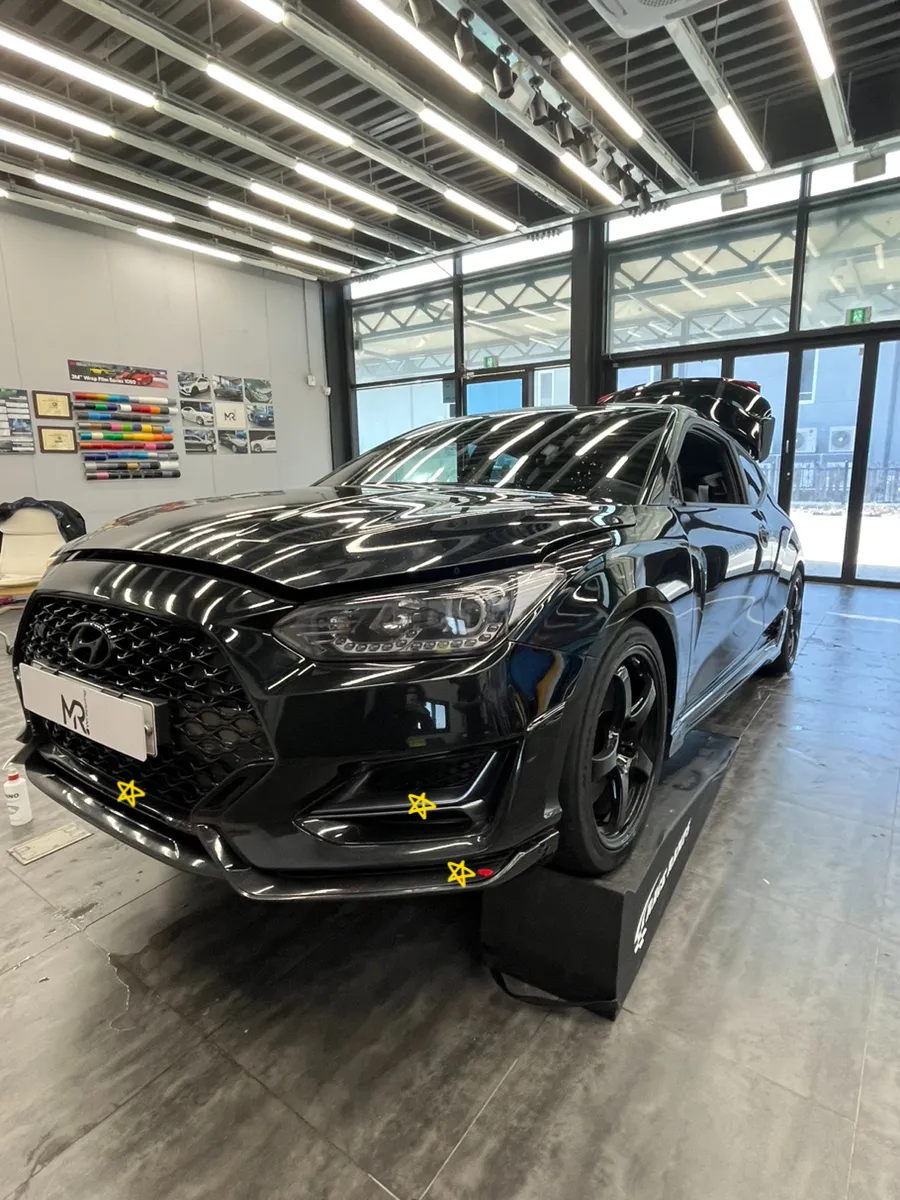 Hyundai Veloster Nのカーラッピング事例|クールグレーとカーボン 施工写真 2-1