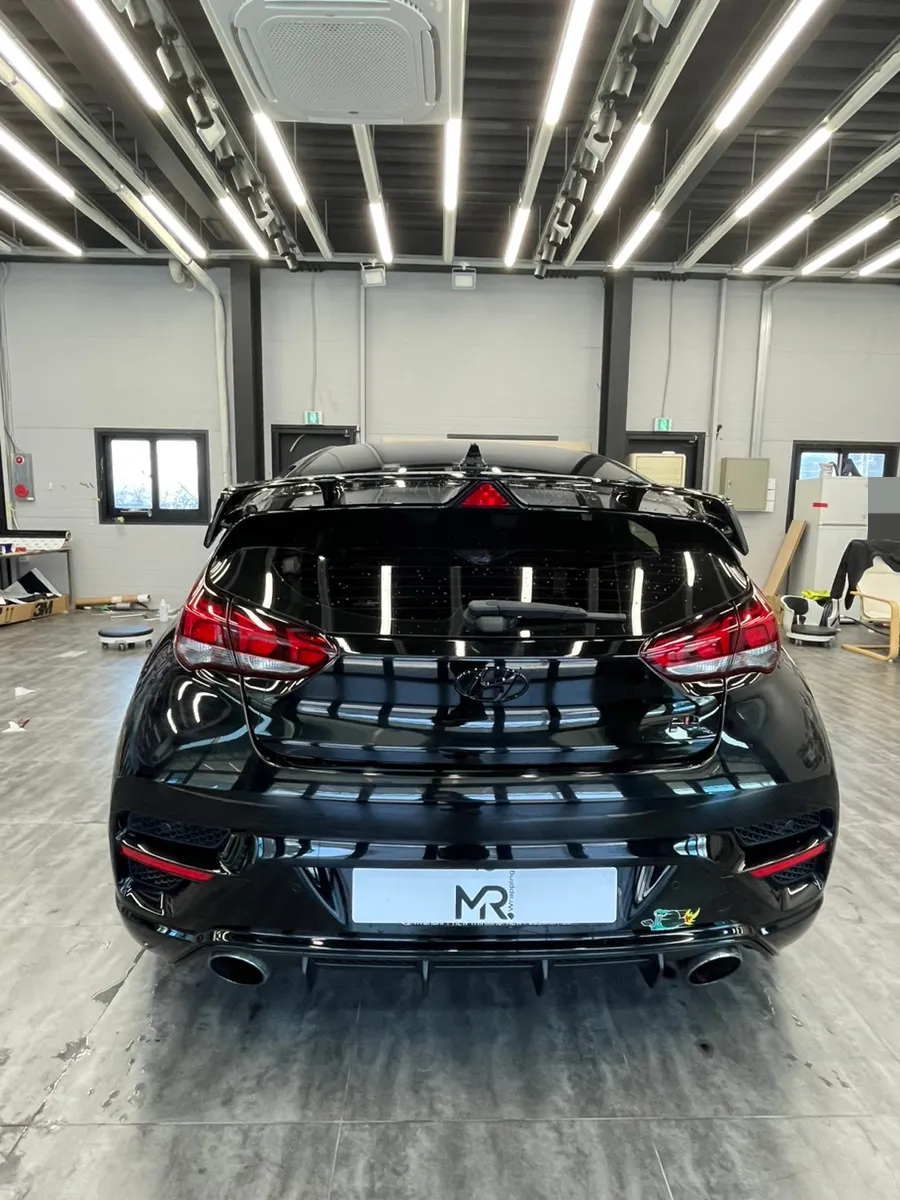 Hyundai Veloster Nのカーラッピング事例|クールグレーとカーボン 施工写真 3-1