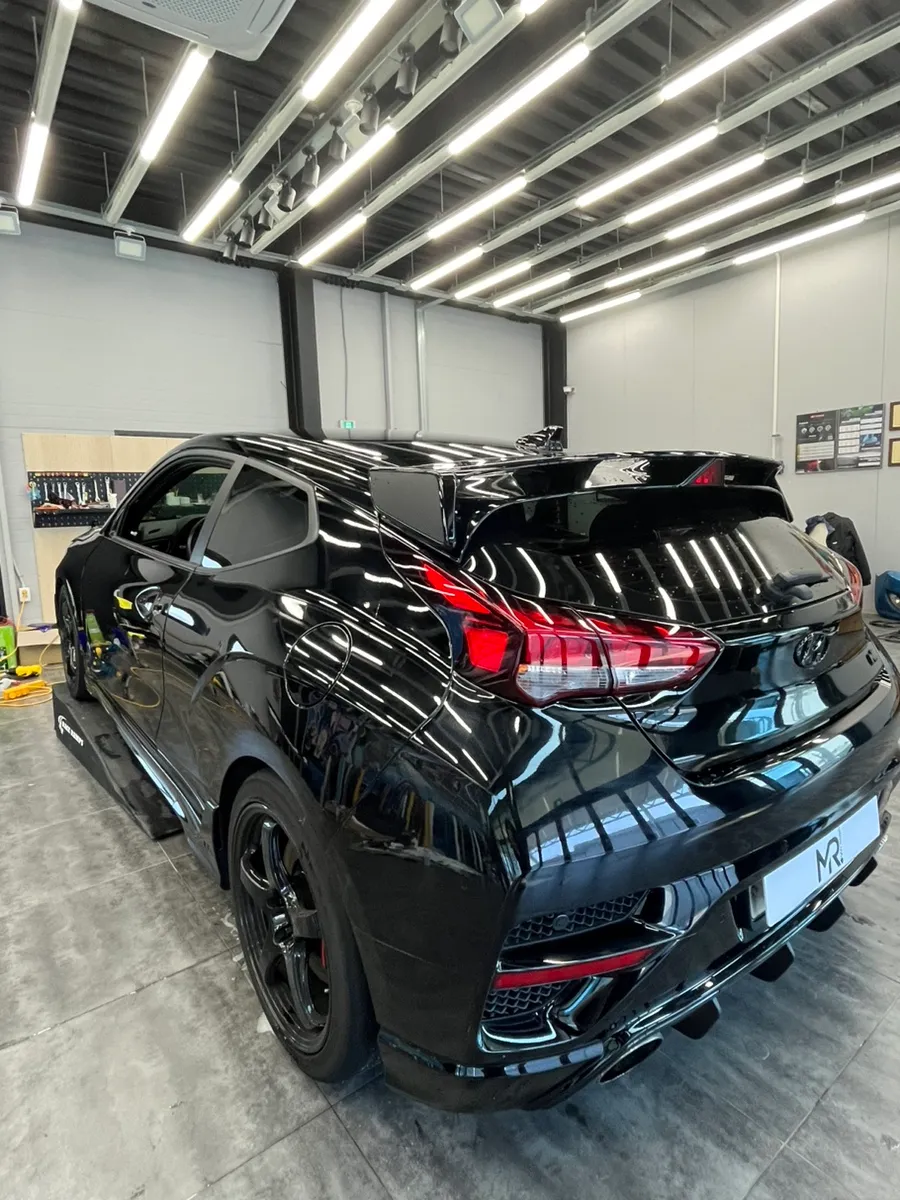 Hyundai Veloster Nのカーラッピング事例|クールグレーとカーボン 施工写真 1-2