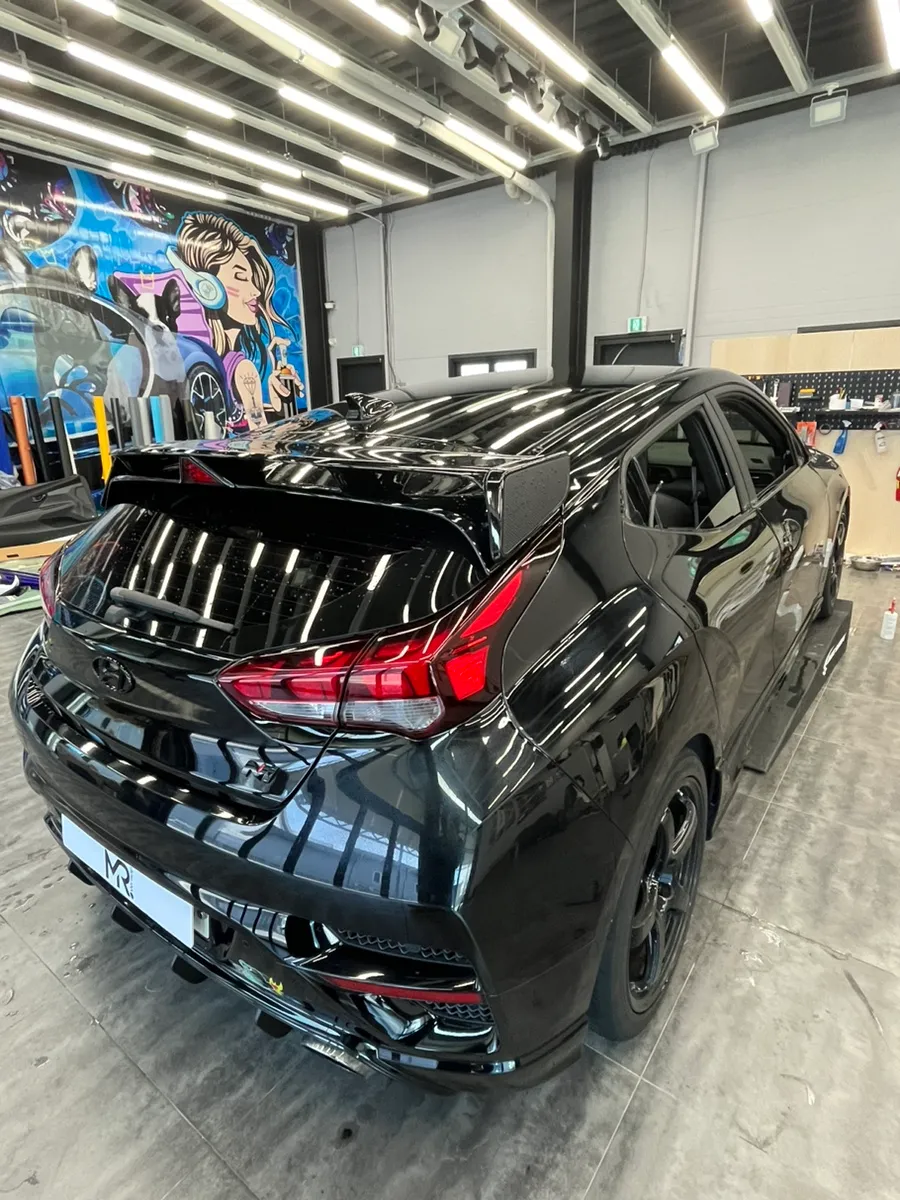 Hyundai Veloster Nのカーラッピング事例|クールグレーとカーボン 施工写真 2-2