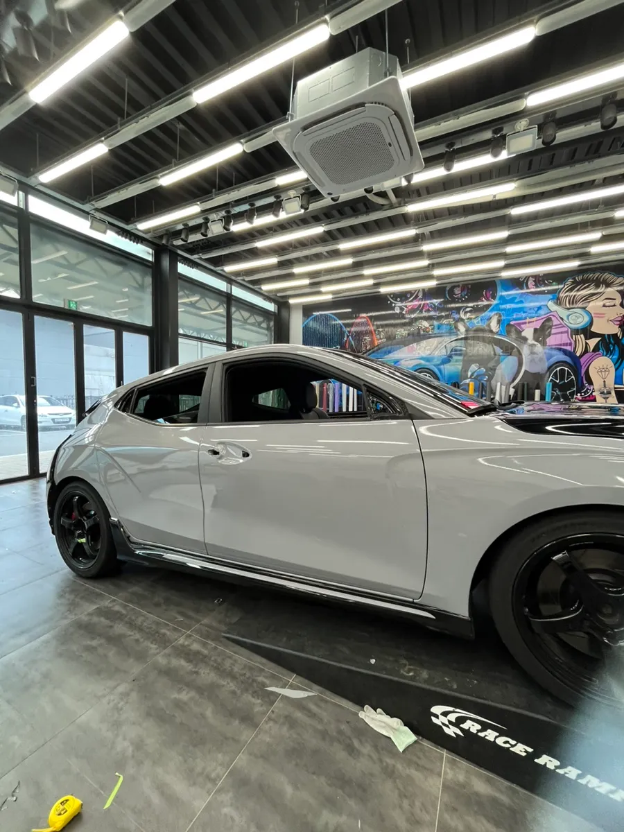 Hyundai Veloster Nのカーラッピング事例|クールグレーとカーボン 施工写真 3-2