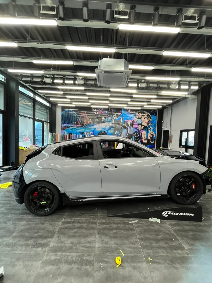 Hyundai Veloster Nのカーラッピング事例|クールグレーとカーボン 施工写真 1-3