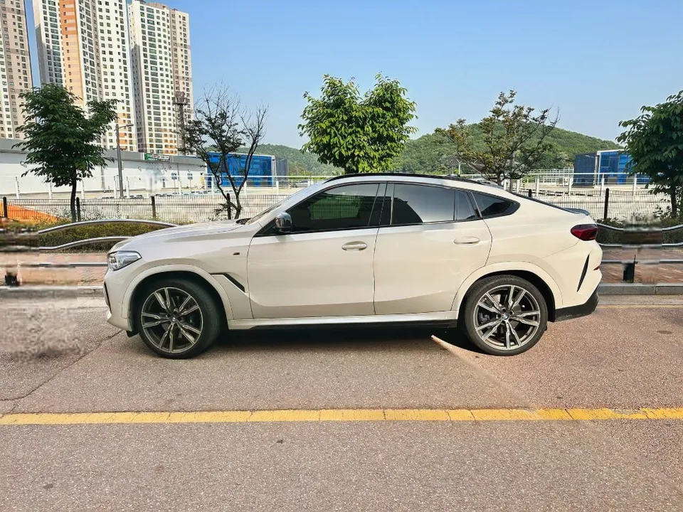BMW X6のカーラッピング事例|事故対応とポイント施工 施工写真 1-1