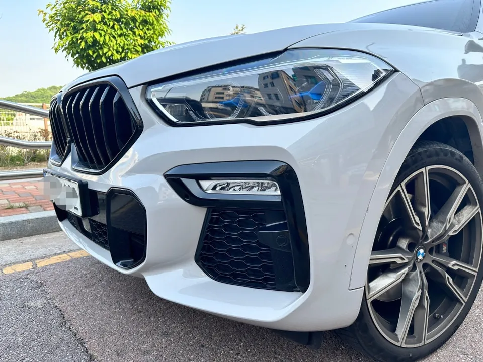 BMW X6のカーラッピング事例|事故対応とポイント施工 施工写真 3-1