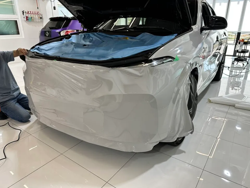 BMW X6のカーラッピング事例|事故対応とポイント施工 施工写真 2-3